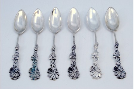 Conjunto de seis colheres de café em prata recortada com flores nos cabos.